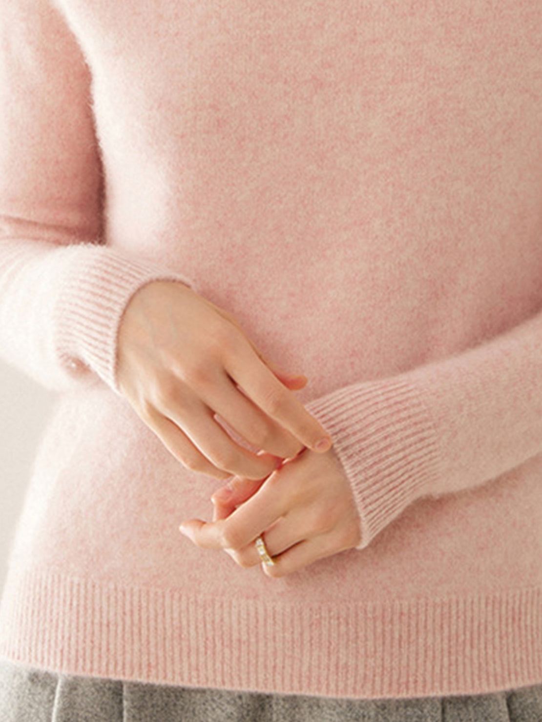 Lightweight 100% Italian cashmere sweater with mock-neck and regular fit for elegant warmth and comfort