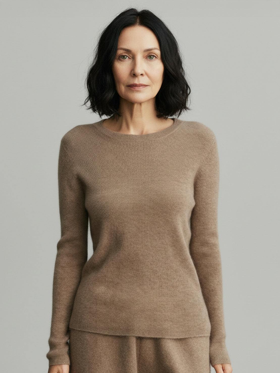 Lightweight 100% cashmere round neck pullover with long sleeves and hip-length cut