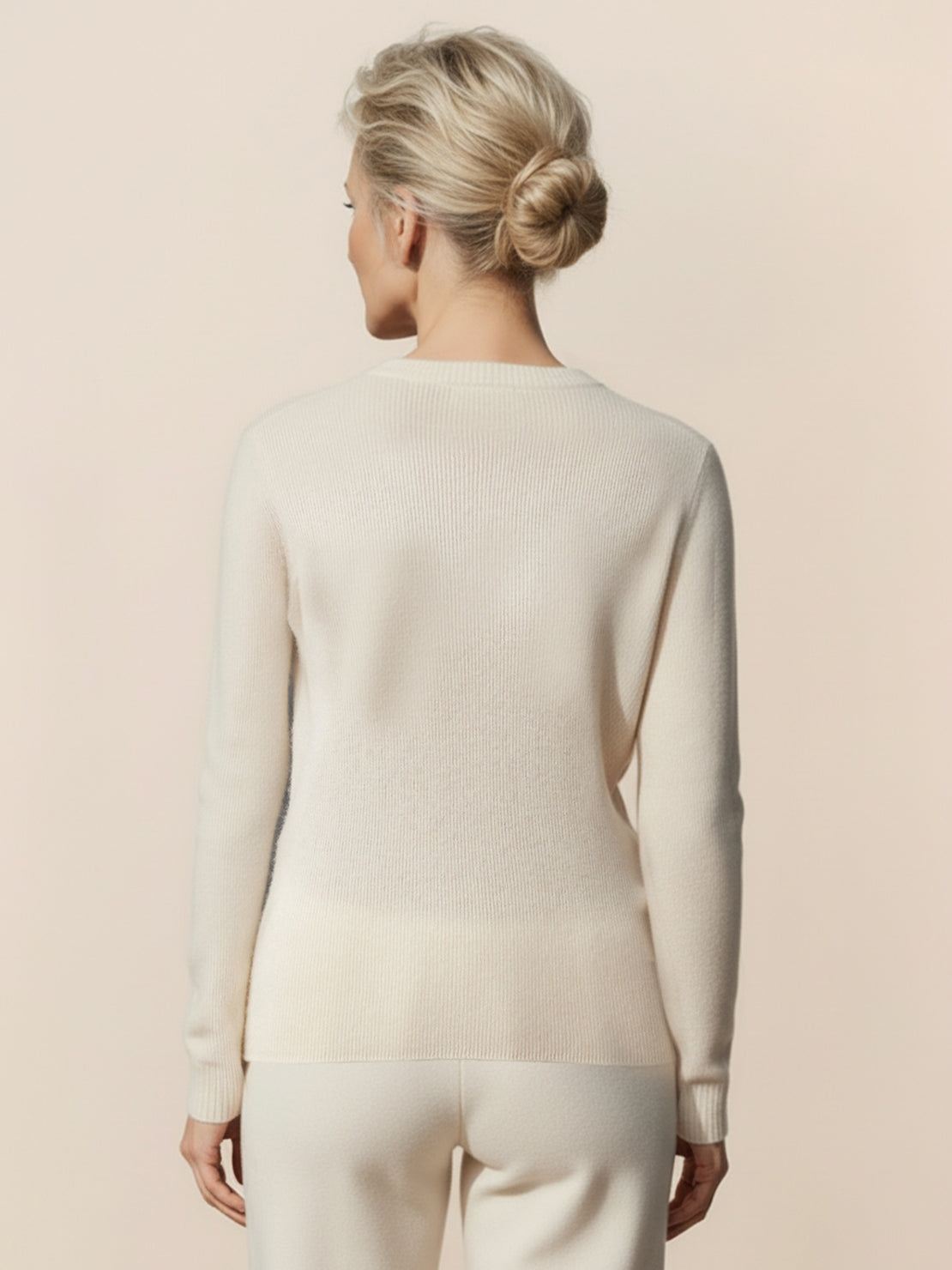 100% pure cashmere round neck pullover with long sleeves and hip-length cut in neutral tone