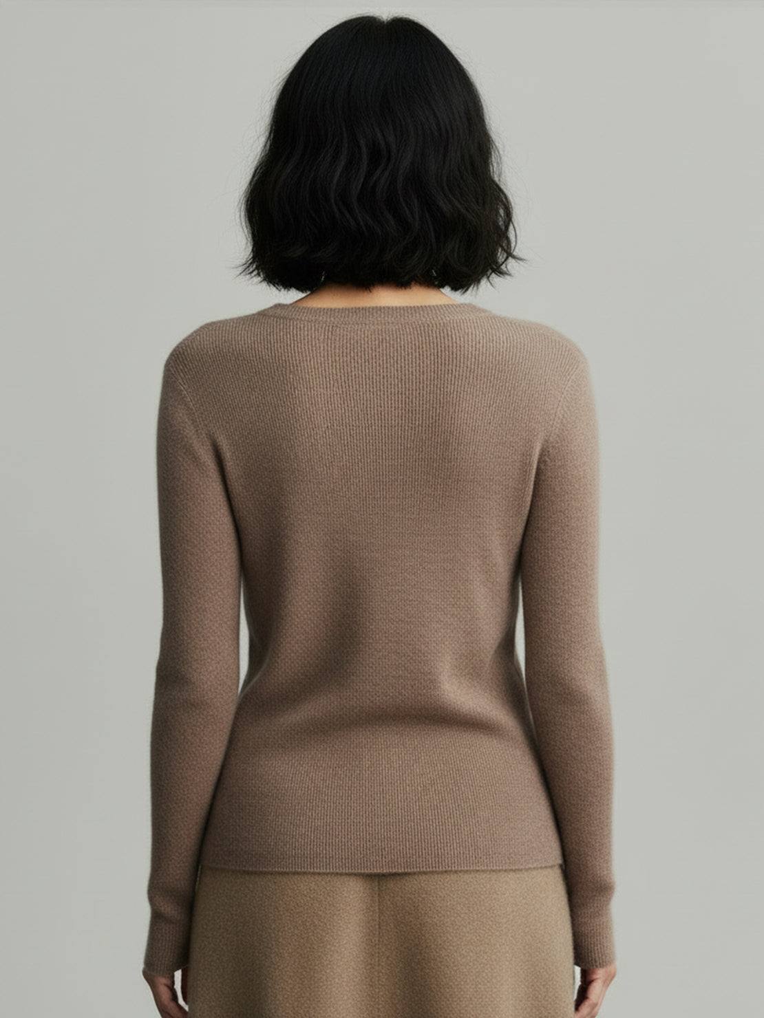 Lightweight 100% cashmere round neck pullover with long sleeves and hip-length cut