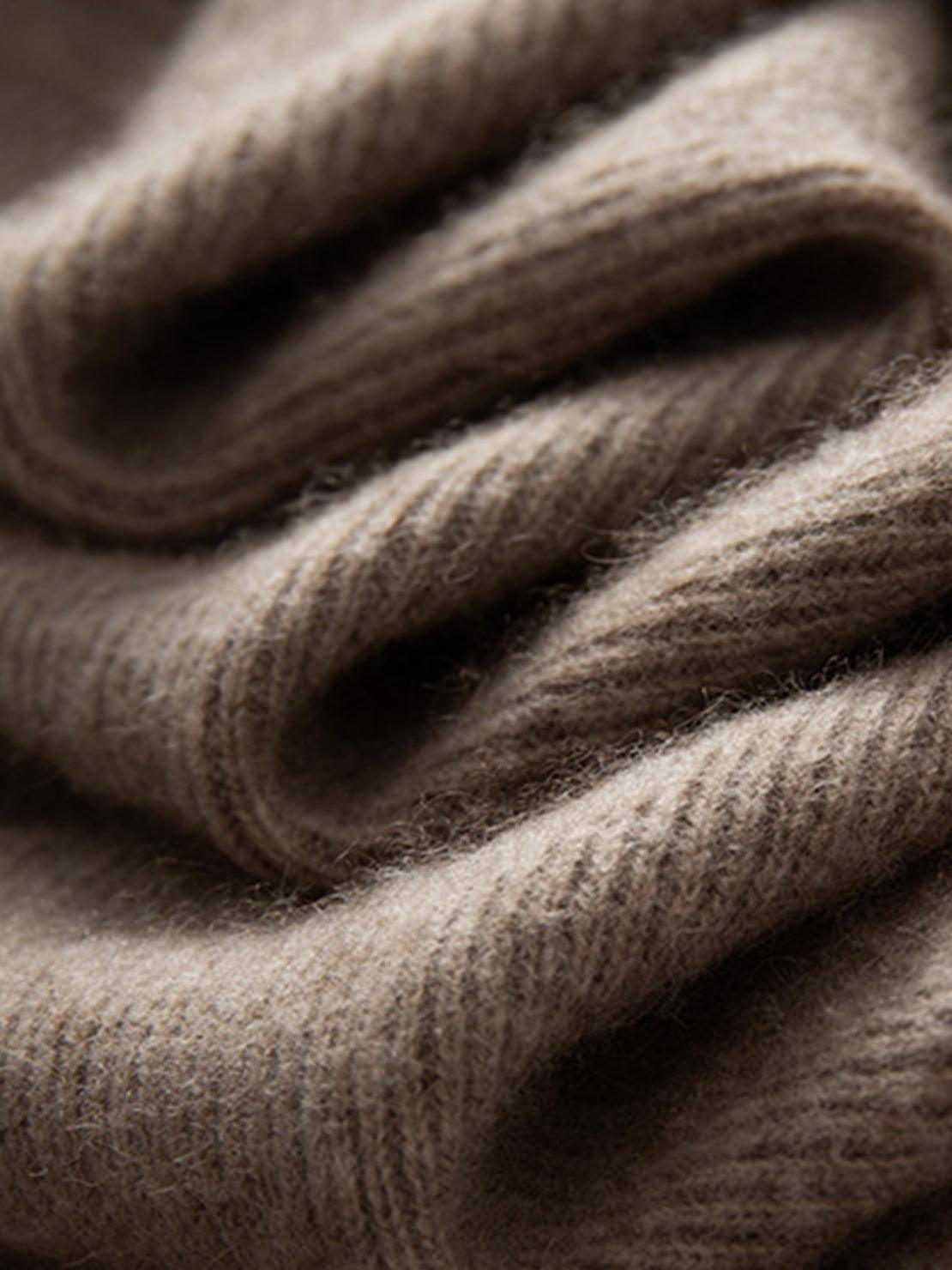 100% cashmere round neck pullover with long sleeves and hip-length cut