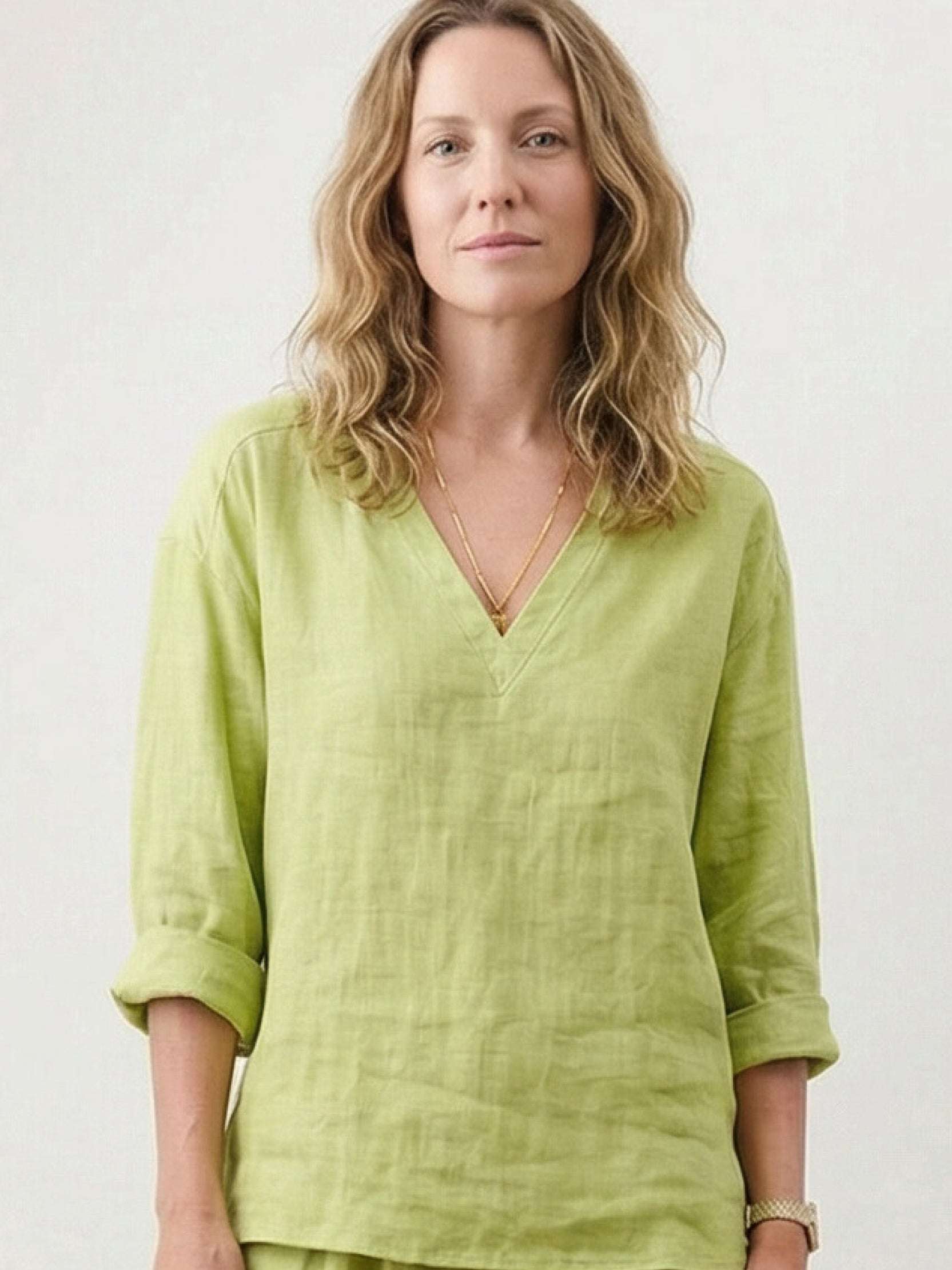 Two-piece cotton linen set with V-neck top and wide-leg pants in breathable fabric