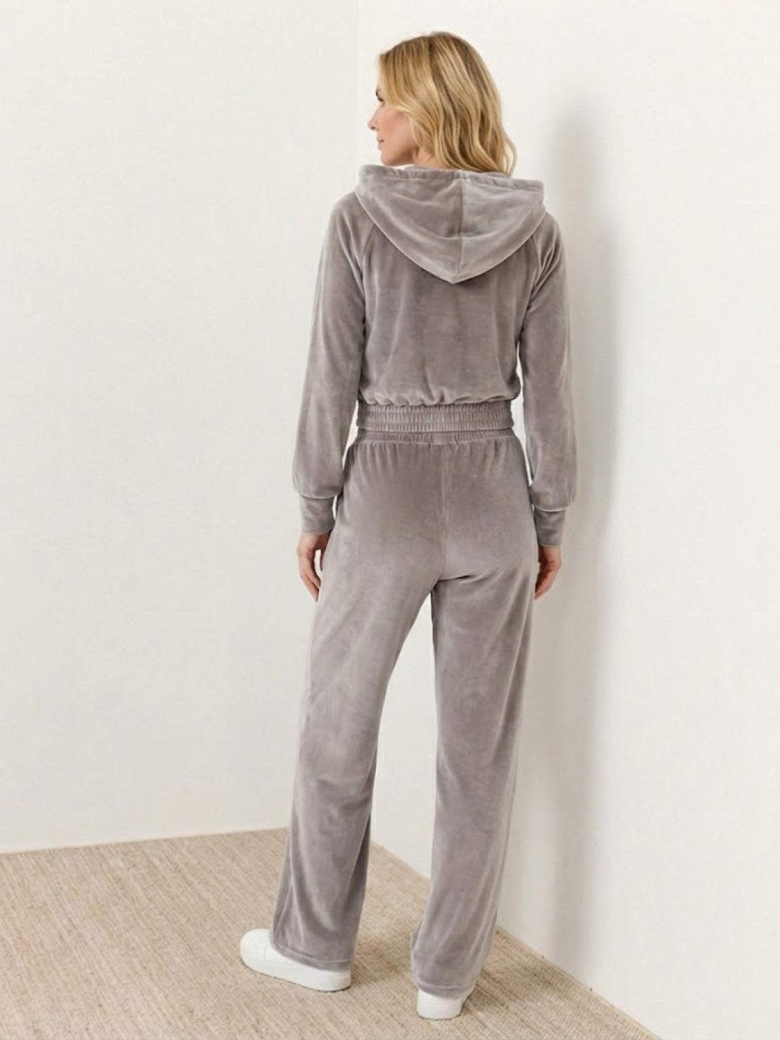 Modern cropped velour tracksuit with high-waist pants in vibrant color