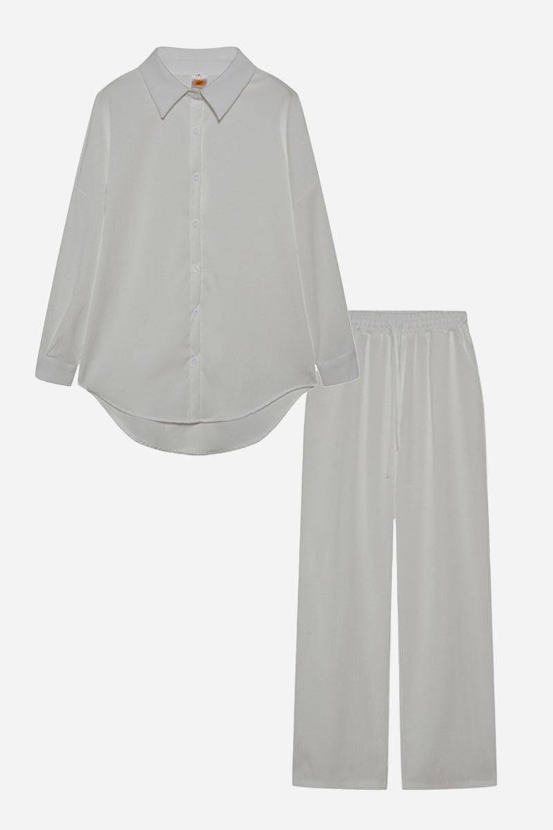 Professional smart two-piece set in wrinkle-resistant polyester with shirt and pants for business and travel.