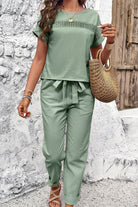 Green 100% cotton two-piece comfort set with short sleeve top and pants, ideal for travel and casual wear