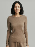 Lightweight 100% cashmere round neck pullover with long sleeves and hip-length cut