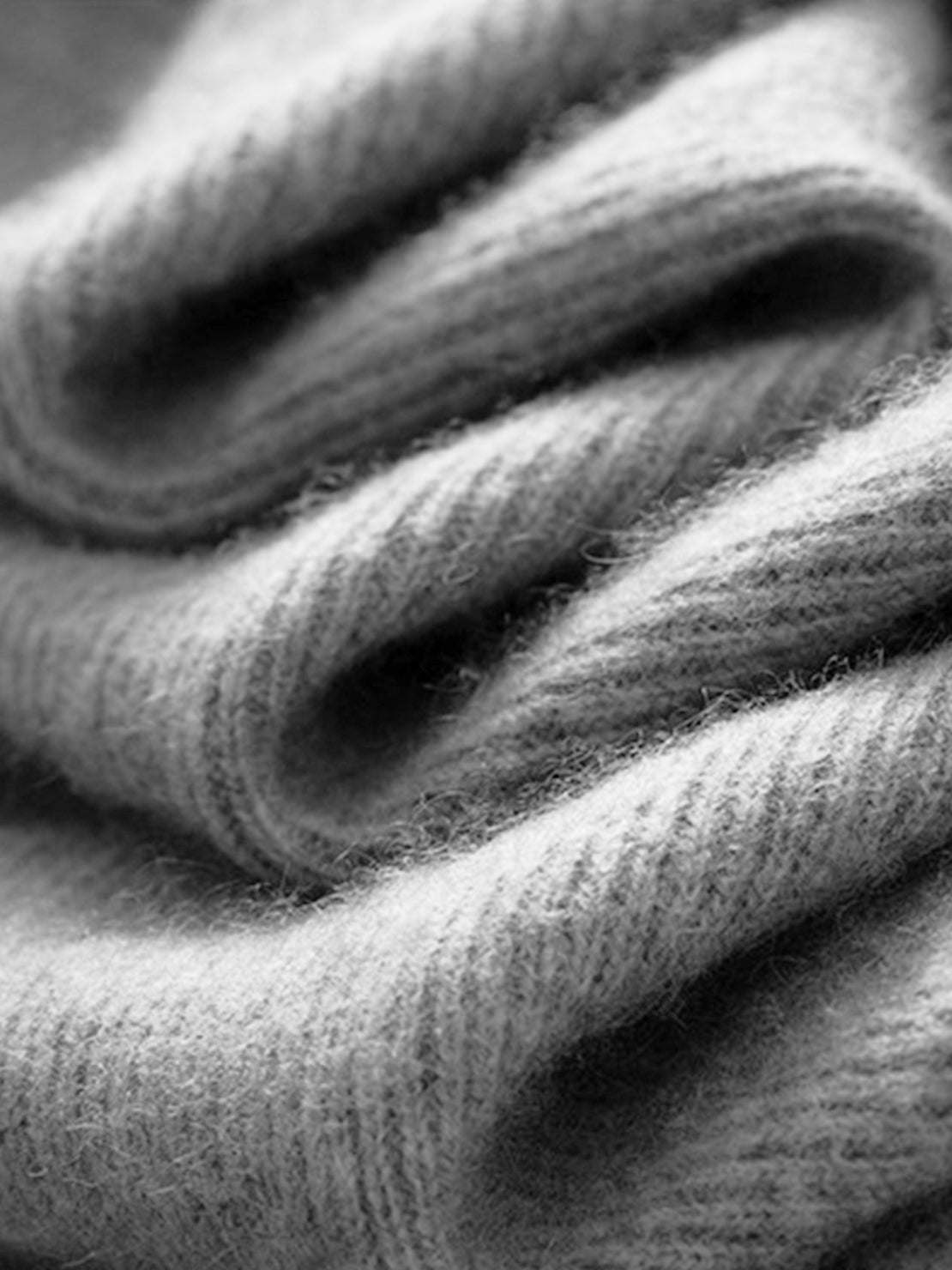 Light beige 100% cashmere round neck pullover with long sleeves and hip-length cut