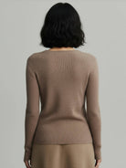 Lightweight 100% cashmere round neck pullover with long sleeves and hip-length cut