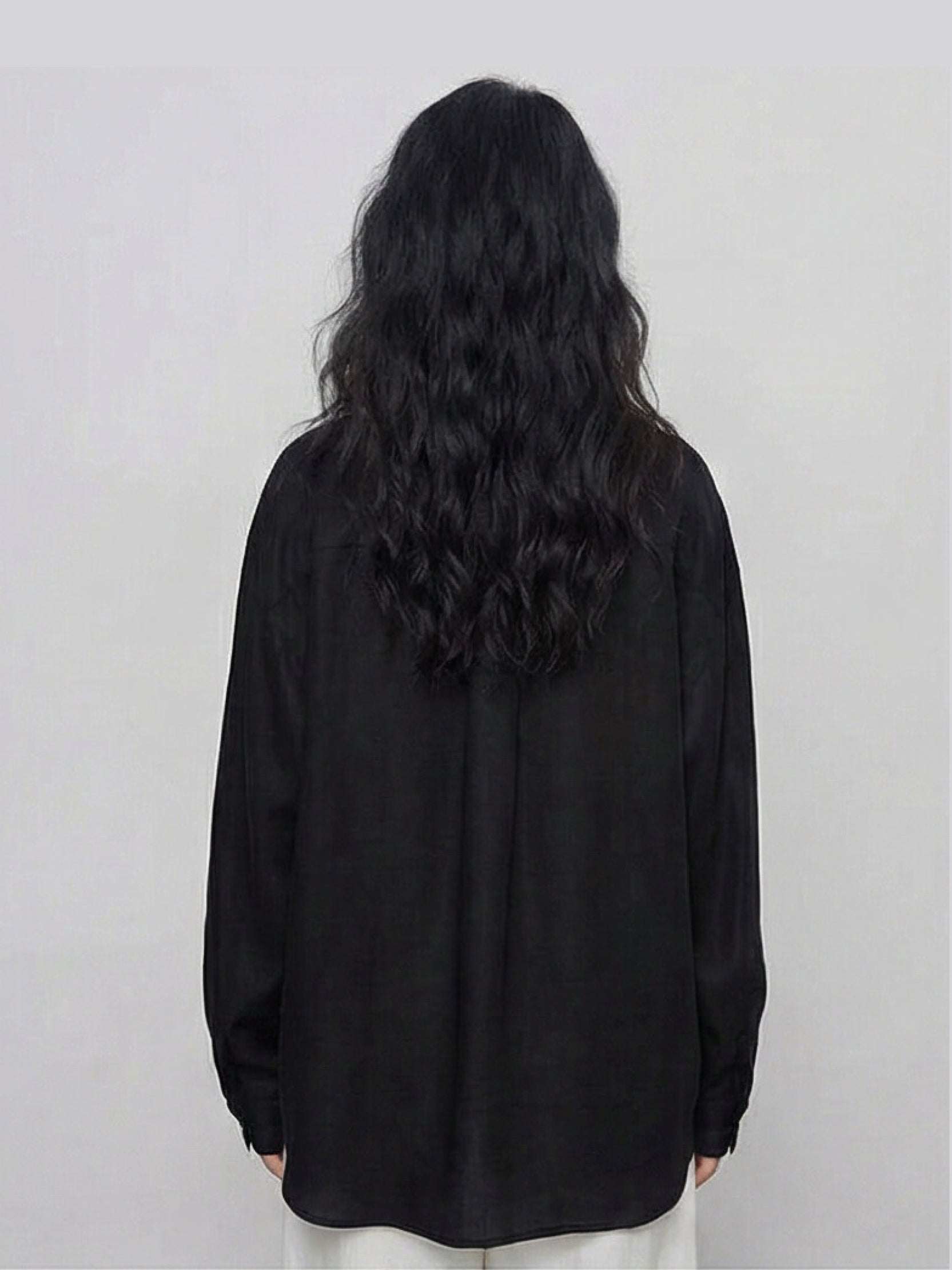 100% cotton-linen oversized shirt with dropped shoulders and curved hem in lightweight breathable fabric