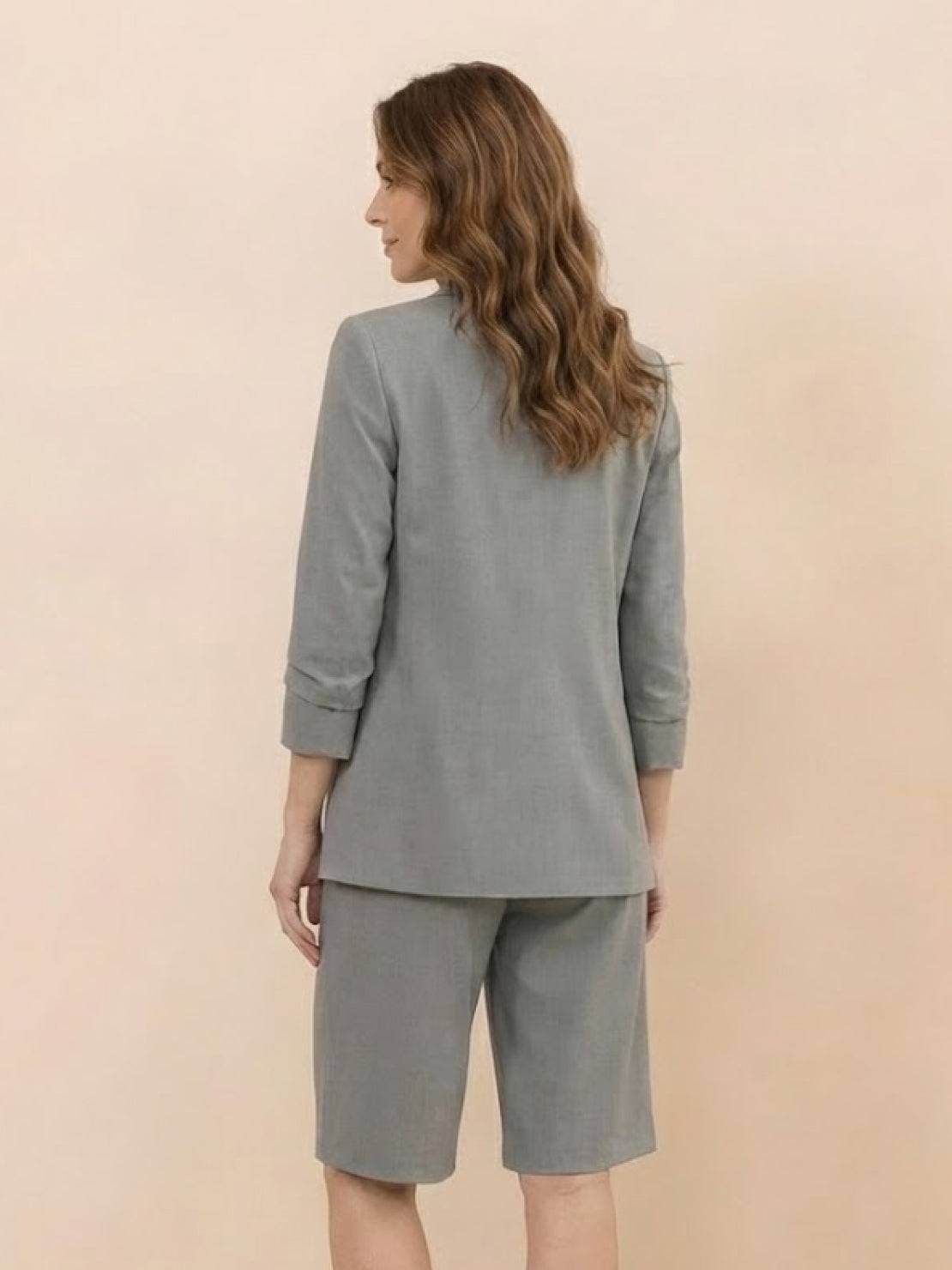 Women’s blazer and high-waisted shorts two-piece set in premium fabric, polished and slim fit style