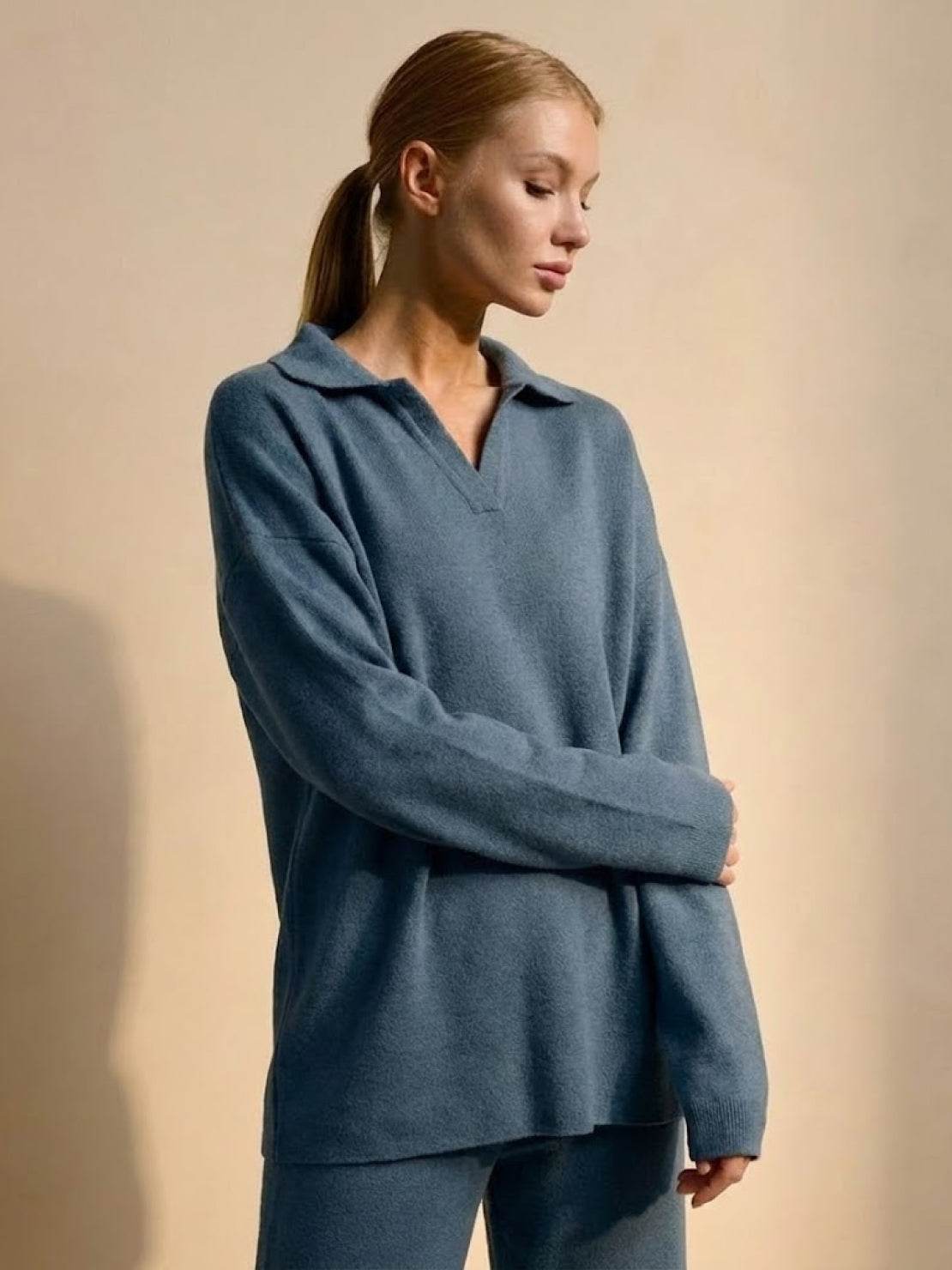woman wearing plush and preppy camel two-piece set in blue knitted fabric with polo collar and relaxed fit